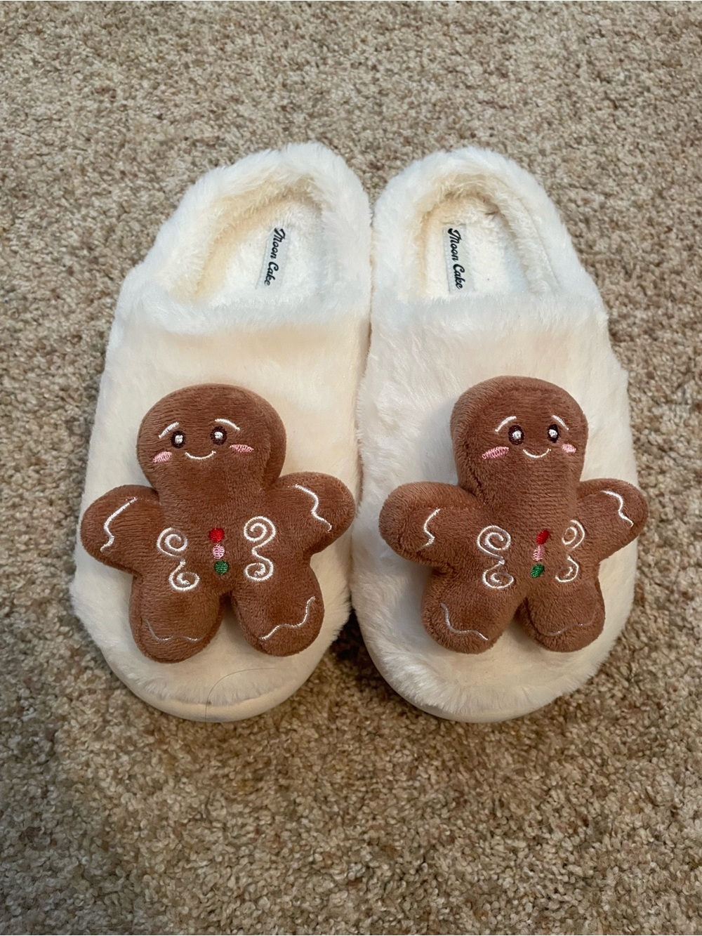 No Brand Cream Holiday Plush Throw Slippers with Gingerbread Accent